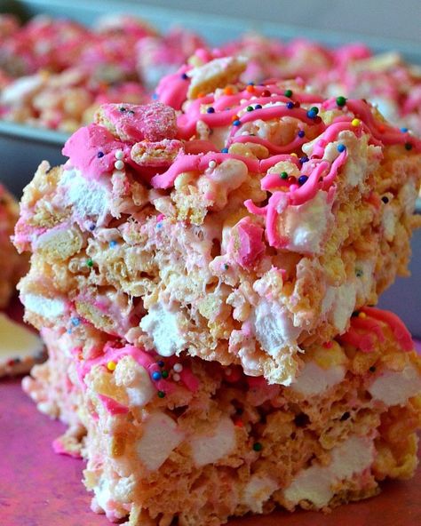 The way this cookie crumbles? Into CIRCUS ANIMAL COOKIE RICE KRISPIE TREATS! 💖 Hella fun, festive and sprinkly Rice Krispie treats fully… Animal Cookie Recipes, Animal Cookies Recipe, Circus Animal Cookies, Circus Cookies, Circus Animal Cookie, Animal Cookie, Krispy Treats, Krispies Treats, Cereal Treats