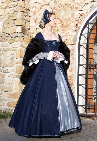 Tudor gown             Second version of the costume. Main changes were done on the sleeves but still without kirtle and smock. And how what was the origin of this dress? Take look to the next page. Elizabethan Gown, Tudor Gown, 16th Century Fashion, Tudor Dress, Tudor Fashion, Tudor Costumes, Fest Outfits, Period Dress, Gown Inspiration