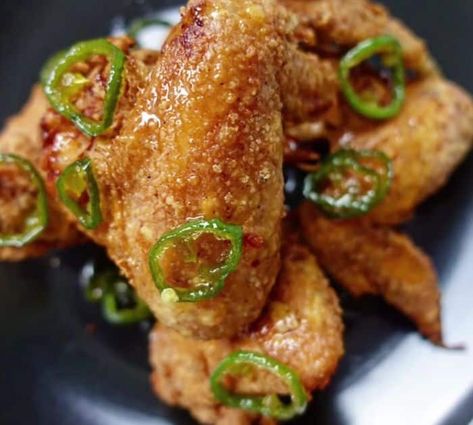 Easy To Make Hot & Crispy Jalapeño Honey Chicken Wings Jalapeno Fried Chicken, Jalapeno Wings, Honey Chicken Wings Recipe, Jalapeño Honey, Honey Fried Chicken, Marinated Chicken Wings, Honey Chicken Wings, Hot Wing Recipe, Jalapeno Sauce