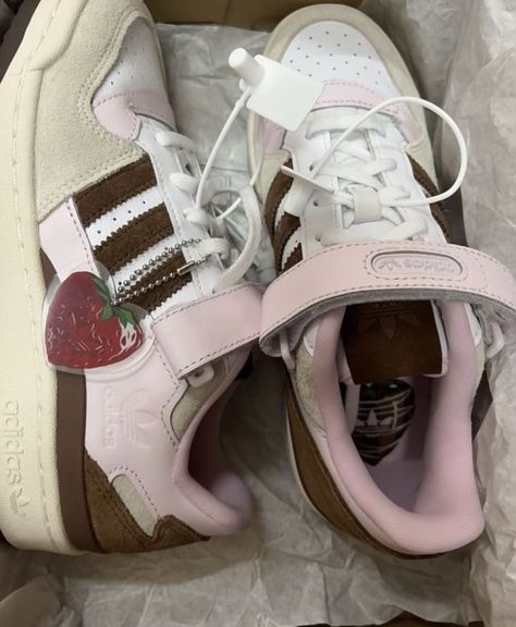 Dr Shoes, Pretty Shoes Sneakers, Image Swag, Pink And Brown, Girly Shoes, Shoe Inspo, Aesthetic Shoes, Swag Shoes, Pretty Shoes