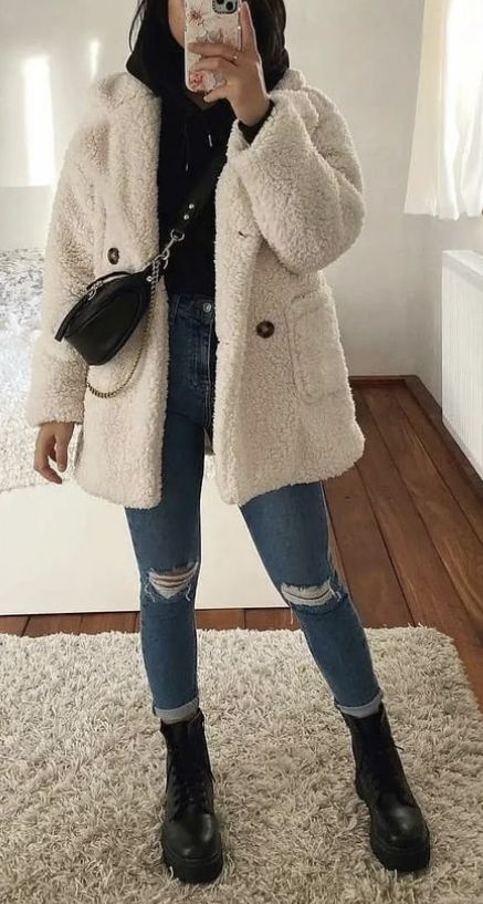 Winter Outfits Women Cold, White Fluffy Coat Outfit, Creme Jacket Outfits, Jacket 2023 Trend, Winter Cool Outfits, White Teddy Jacket Outfit, Teddy Jacket Outfit Winter, Fluffy Jacket Outfit, Nfr Outfits For Vegas Cowgirl Fashion