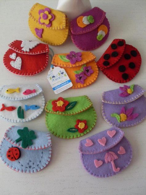 Felt Coin Purse, Felt Purses, Felt Keychain, Felt Ornaments Patterns, Felt Bags, Felt Crafts Patterns, Felt Crafts Diy, Felt Gifts, Cute Sewing Projects