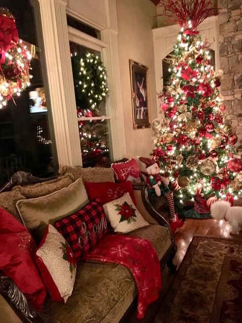 Christmas Living Room Ideas Modern, Christmas Aesthetic House, Traditional Christmas Aesthetic, Christmas Cozy Home, Natal Aesthetic, Christmas Home Aesthetic, Warm Christmas Decor, Christmas Homes, Traditional Christmas Decor