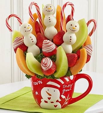 Frosty Mug Fruit Bouquet for the Holiday's These are delicious and beautiful. Food Baskets For Christmas, Chocolate Covered Pineapple, Fruit Bouquet Diy, Fruit Bouquet Ideas, Edible Fruit Arrangements, Fruit Bouquet, Holiday Fruit, Fruit Juice Recipes, Fruit Creations