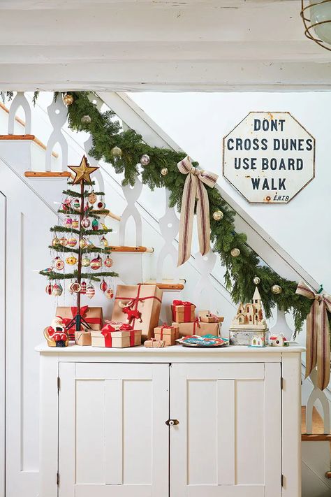 A Natural, Nostalgic and Nautical Christmas Cottage - Cottage style decorating, renovating and entertaining Ideas for indoors and out Hamptons Christmas, Island Centerpiece, Christmas Stairs Decorations, Christmas Stairs, Angel Christmas Tree Topper, Christmas Bucket, Hotel Party, Christmas Tablescape, Navidad Diy