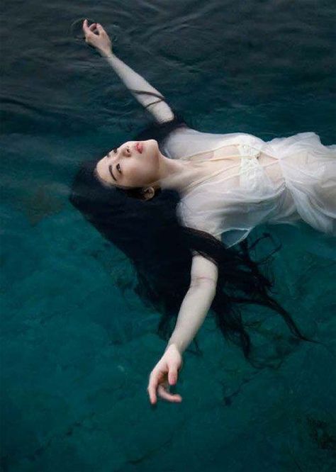 Water Shoot, Kunst Inspiration, Water Photography, Floating In Water, Poses References, Foto Art, Underwater Photography, Foto Inspiration, 인물 사진