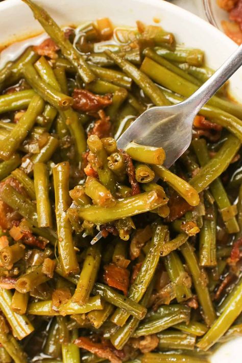 Smothered Green Beans Southern Green Bean Recipes, Easy Green Bean Recipes, Beans And Bacon, Smothered Green Beans, Green Bean Seeds, Southern Green Beans, Slow Cooker Green Beans, Beans With Bacon, Southern Greens