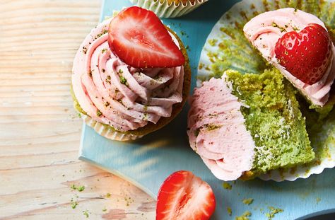 Matcha cupcakes recipe Strawberry Matcha Cupcakes, Matcha Cupcakes, Apartment Recipes, Cupcakes Strawberry, Matcha Cheesecake, Strawberry Matcha, Strawberry Whipped Cream, Tesco Real Food, Colorful Cupcakes