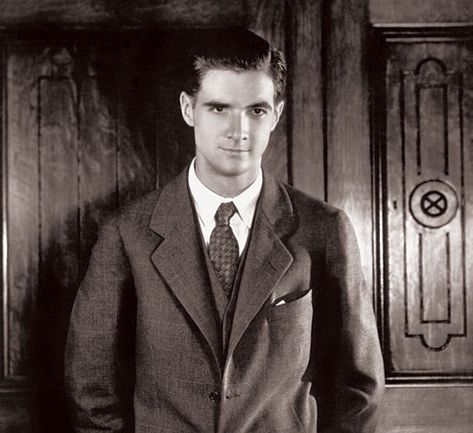 Howard Hughes, Air Race, People Of Interest, Los Angeles Homes, Portrait Gallery, 1940s Fashion, Silver Screen, Classic Hollywood, Golden Age