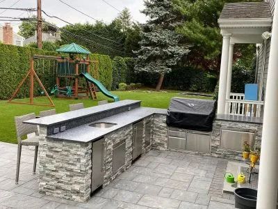 Outdoor Grill Island, Stair Wall Decor, Grills Outdoor, Outdoor Covered Patio, Outdoor Kitchen Bars, Bbq Island, Built In Bbq, Outdoor Kitchen Patio, Kitchen Designs Layout