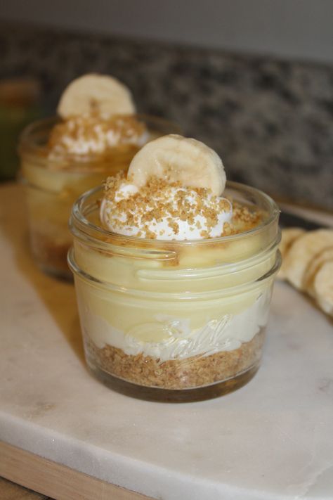 Banana Cream Pie Parfaits, Banana Cream Pie Shooters, Individual Banana Cream Pie, Mini Banana Cream Pie Cups, Banana Cream Pie Cups, Cream Cheese Parfait, Banana Cream Pie Cupcakes, Table Treats, Cups Recipes