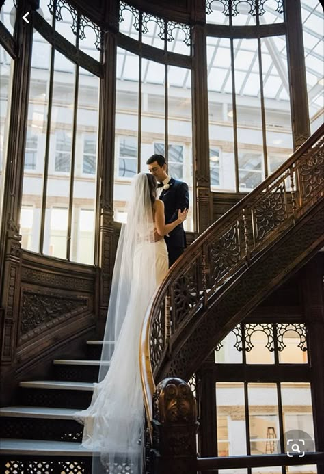 Wedding Session Photography Ideas, Wedding Stairs, Wedding Staircase, Shooting Couple, Wedding Fotos, Wedding Portrait Poses, Chicago Wedding Photography, Wedding Picture Poses, Chicago Wedding Venues