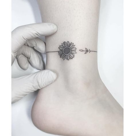 Our second sunflower on this list, this cutie may be tiny but its size doesn't make it any less stunning.  #tattoo #sticktattoos #tattoos #dottattoos Tattoo Diy, Petit Tattoo, Tattoo Trend, Shape Tattoo, Cat Tattoos, Disney Tattoo, Sunflower Tattoos, Tiny Tattoo, Arrow Tattoo