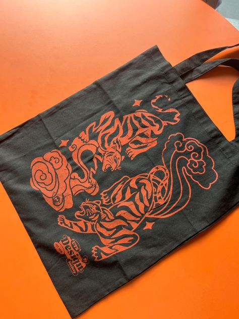 screen printing tiger tote bag #orange #screenprinting #tiger #totebag #diy #creative #design #fabric Tiger Screen Print, T Shirt Design Ideas Art Creative, Black Tote Bag Design Ideas, Tote Bag Print Design, Black Tote Bag Design, Tote Bag Inspo, Screen Printed Bags, Creative Tote Bag, Graphic Tote Bag