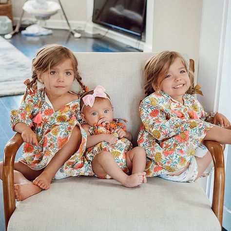 Taytum & Oakley Fisher on Instagram: “Hanging with our baby sister @halston.blake she likes to twin with us 🌸☀️ . . Photo by @joannebarratt_photo” Oakley Fisher, Tatum And Oakley, The Fish Fam, Fall Baby Pictures, Gymnastics Art, Fish Fam, Taytum And Oakley, Fisher Family, Cute Twins