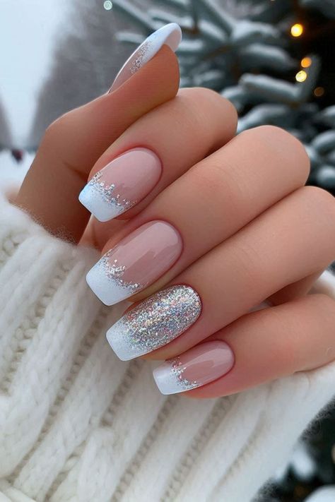 73 White Christmas Nail Ideas to Try This Winter Elegant Nails For Christmas, Elegant December Nails, Christmas Holiday Nails Ideas, Winter Nail Designs Christmas, Cute Simple Christmas Nails Winter, Simple Nails For Christmas, Gel Nails Christmas Designs, Nail Designs Christmas Holiday, Holiday Nails 2024