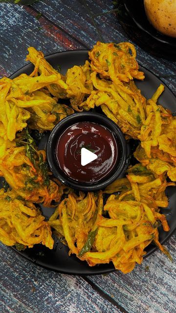 Inshaa zabi.. on Instagram: "The best 15,mins crispy aloo pakora 

Taste Crunchy &
Finger licking aloo pakora..
It’s a very simple snack🙃

Save this reel like share & follow @cook_with_inshaa 

Ingredients 
2,medium potatoes 🥔 
1,big size onion 🧅 
Curry leaves 🍃 
Coriander 🌿 leaves 
1. Green chili chopped 
1/2 cup gram flour 
1/4 cup rice flour 
Salt to taste 
Cumin seeds 1. Taps 
Roasted cumin powder 1/2 tspn 
Coriander powder 1/2 taps 
Turmeric powder half taps 
3 to 4 tblsp water 

#crispyaloopokoda #aloopakora #easysnacks #crispysnack #easyrecipes #recipe" Veg Pakora Recipe, Onion Pakora Recipe, Aloo Pakora, Onion Curry, Pakora Recipe, Pakora Recipes, Potato Onion, Vegetarian Snacks Recipes, Gram Flour