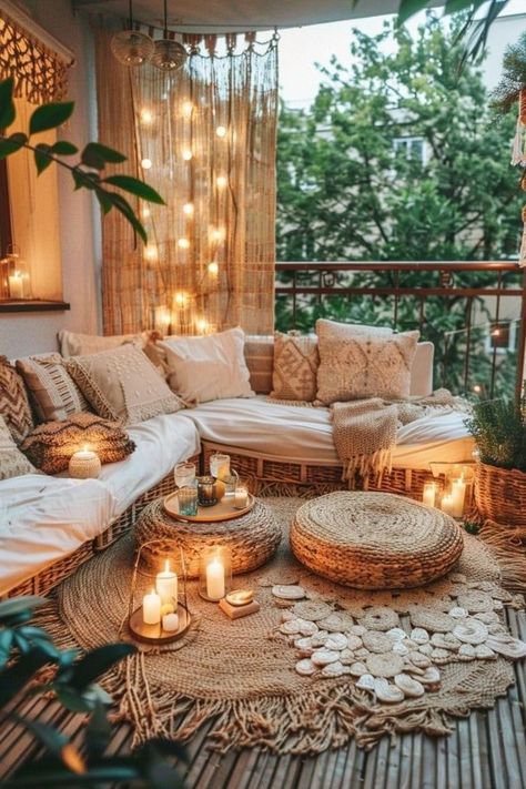 Screen Porch Decorating, Bohemian Patio Decor, Small Porch Decor, Balcon Mic, Screened In Porch Decorating Ideas, Boho Balcony, Screened Porch Decorating, Bohemian Patio, Low Sofa