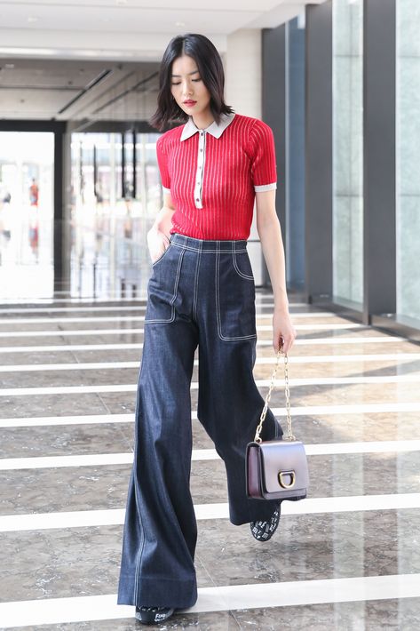 Model #LiuWen wearing #Burberry Two-tone Cashmere Silk Polo Shirt and the Denim Wide-leg Jeans with the Small Leather D-ring Bag in Chengdu Red Polo Shirt Outfit Women's, Bucket Hat Street Style, Unisex Looks, Summer Knitwear, Polo Shirt Outfits, Denim Polo, Liu Wen, Polo Outfit, Knitwear Trends