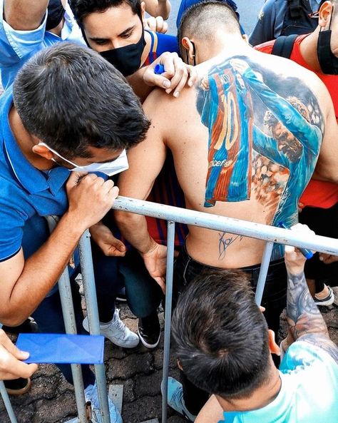 Brazilian fan gets Messi's signature on his Barcelona back tattoo Messi Leg Tattoo, Lionel Messi Tattoo, Messi Legs, Messi Body, Messi Signature, Side Leg Tattoo, Messi Tattoo, Soccer Tattoos, Football Tattoo