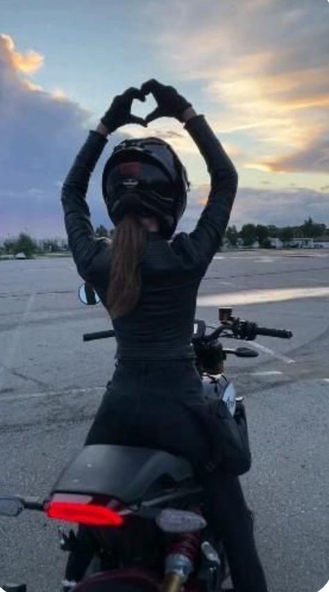 Girl Motorcyclist, Women Riding Motorcycles, Girl Riding Motorcycle, Moto Yamaha, Image Moto, Biker Photoshoot, Bike Aesthetic, Biker Aesthetic, Motorcycle Aesthetic