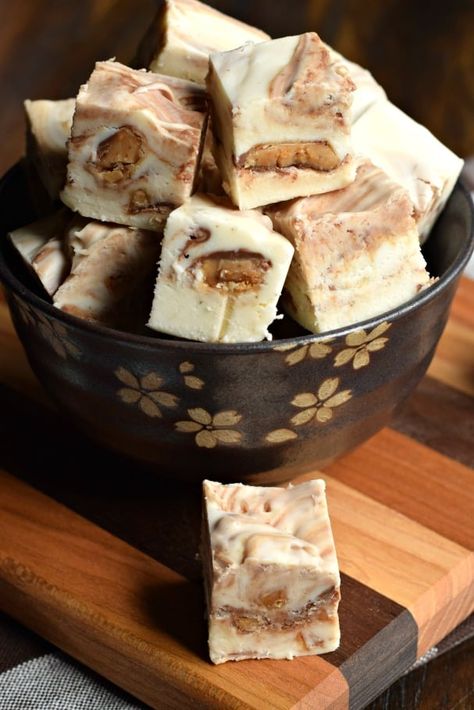 Vanilla Toffee crunch fudge: bits of toffee candy in vanilla bean fudge. Perfect for holidays #christmascandy Heath Fudge Recipe, Holiday Fudge, Toffee Crunch, Fudge Flavors, Toffee Candy, Heath Bars, Fudge Recipes Easy, Homemade Sweets, Homemade Fudge