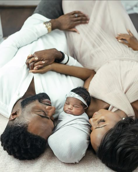 Newborn Family Pictures, Family Photoshoot Poses, Couple Pregnancy Photoshoot, Maternity Photoshoot Outfits, Maternity Photography Poses Pregnancy Pics, Newborn Family Photos, Brown Baby, Baby Photo Shoot, Newborn Pics