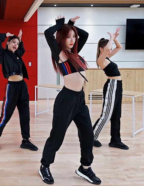 Kpop Dance Practice, Dancer Kpop, Body References, Sport Clothes, Dance Outfits Practice, Itzy Chaeryeong, Performance Outfits, Practice Outfits, Dance Kpop