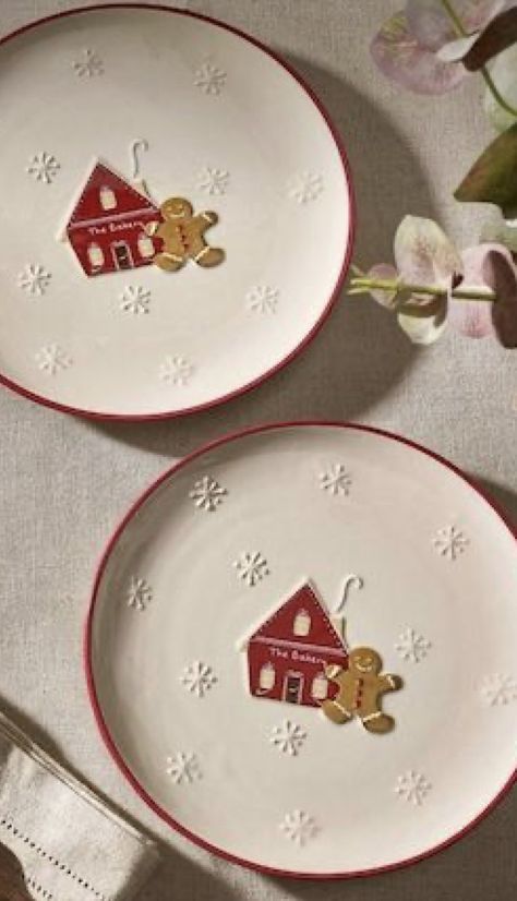 Pottery Painting Plate Christmas, Christmas Bowls Ceramic, Christmas Plate Pottery Painting, Christmas Pottery Painting Ideas Ceramics, Winter Pottery Painting Ideas, Christmas Ceramic Plates, Ceramic Christmas Plates, Pottery Painting Christmas Ideas, Christmas Plate Painting