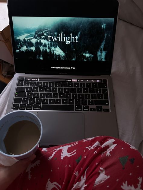 Twilight movie night in winter aesthetic christmas morning coffee Winter Twilight Aesthetic, Winter Movies Aesthetic, Winter Aesthetic Vibes, Winter Break Aesthetic, Twilight Movie Night, Cozy Movie Night Aesthetic, Winter Movie Night, Winter Morning Aesthetic, Avacore Aesthetic