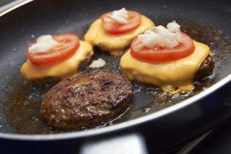 Pan Fried Hamburgers, Pan Burgers, How To Make Burgers, Cooking Burgers, How To Make Hamburgers, Juicy Hamburgers, Hamburgers Grilled, Perfect Burger, How To Cook Meatballs