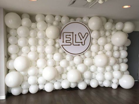 Baloon Wall, Balloon Walls, Rainbow Themed Birthday Party, Birthday Party Decorations For Adults, Black And White Wedding Theme, White Wedding Theme, Prom Decor, Photos Booth, Large Balloons