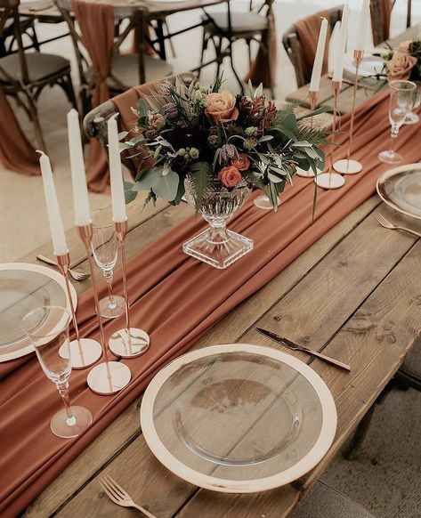 Copper, bronze, gold top table styling Copper Wedding Table Setting, Autumn Wedding Table, Fall Wedding Table Settings, Copper Wedding Colors, Romantic Reception, Dining Room Table Settings, Charger Plates Wedding, Fall Wedding Tables, Wedding Table Setting