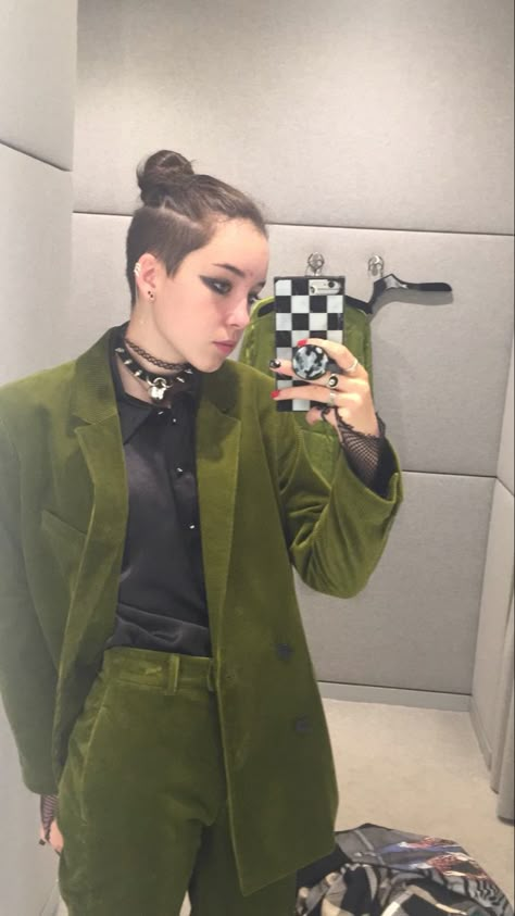 Trans Guy Prom Outfits, Funky Prom Outfits, Prom Nonbinary, Transmasc Prom Outfit, Transmasc Formal Wear, Masc Prom Outfit Girl, Punk Prom Outfit, Goth Prom Suit, Formal Punk Outfits