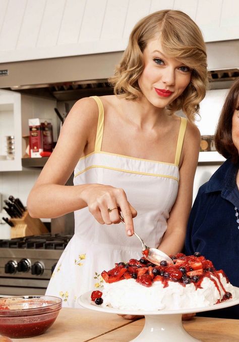 Taylor Swift Photoshoot / Food Network Magazine Taylor Swift Eating Food, Taylor Swift Kitchen, Taylor Swift Wonderland Photoshoot, Taylor Swift Baking, Taylor Swift Eating, Taylor Swift Food, Photoshoot Food, Taylor Swift Cake, Taylor Swift Photoshoot