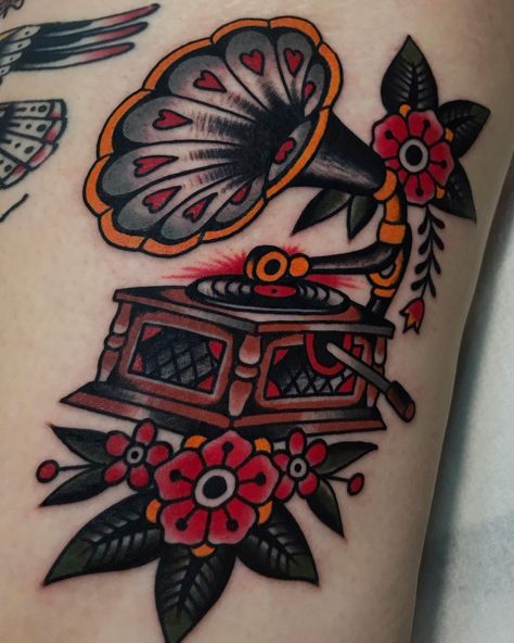 Traditional Tattoo Music, Record Player Tattoo, Gramophone Tattoo, Drum Tattoo, Tattoo Fixes, Leg Sleeve Tattoos, Leg Tattoo Ideas, Doctor Tattoo, Vintage Tattoo Design