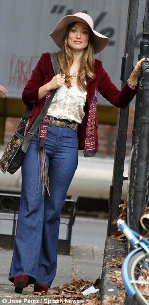 Floppy hat's a hit: Olivia's marvelous wardrobe of the day included a floppy felt hat, tai... 70s Hat Outfit, Felt Hat Outfit, Floppy Hat Outfit, Vinyl Outfits, Floppy Felt Hat, Olivia Wilde Style, Bottom Jeans Outfit, The Runaway Bride, Bell Bottom Jeans Outfit