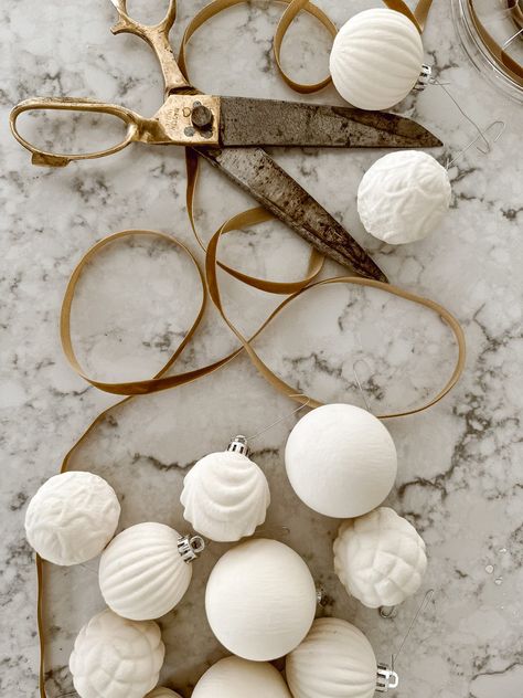 Ornements Mat DIY - Liz Marie Blog Matte Ornaments, Christmas Paper Craft, Xmas Tree Decor, Liz Marie, Decorative Balls, Liz Marie Blog, Amazon Christmas, White Christmas Ornaments, Tree Themes