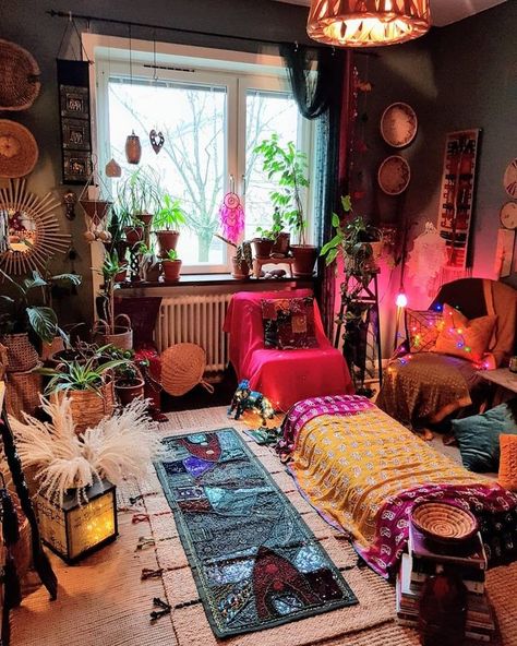 Hippie Living Room, Bohemian Bedroom Design, Lots Of Plants, Deco Studio, Hippie Home Decor, Bohemian Bedroom Decor, Room Decor Ideas, Meditation Room, Room Ideas Bedroom