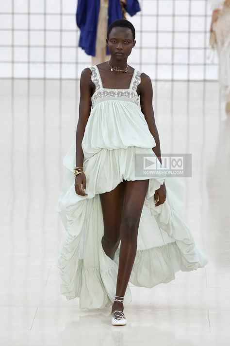 Chloé Ready To Wear Spring Summer 2025 Paris – NOWFASHION Chloe Runway, Chloe Fashion, Best Of Fashion Week, Paris Fashion Week Runway, Summer 2025, Fashion Week Runway, Mens Accessories Fashion, Model Agency, The Fashion