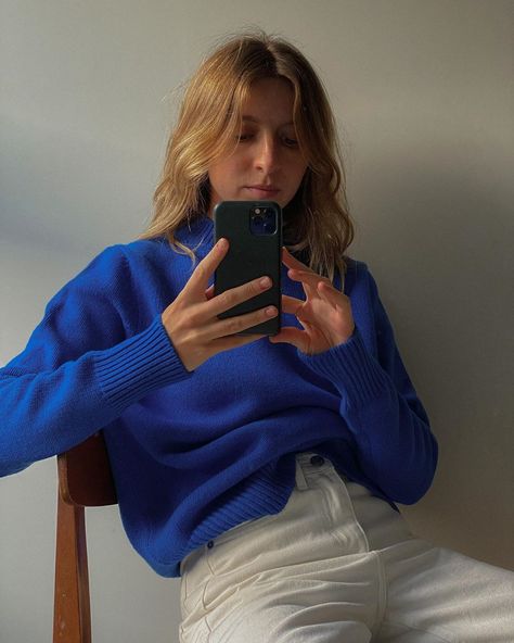 Brittany Bathgate on Instagram: “Blue, blue, electric blue👨🏼‍🎤” Blue Jumper Outfit, Blue Tshirt Outfit, Cobalt Blue Outfit, Blue Top Outfit, Blue Sweater Outfit, Brittany Bathgate, Easy Sweater Knitting Patterns, Winter Sweater Outfits, Knit Sweater Outfit