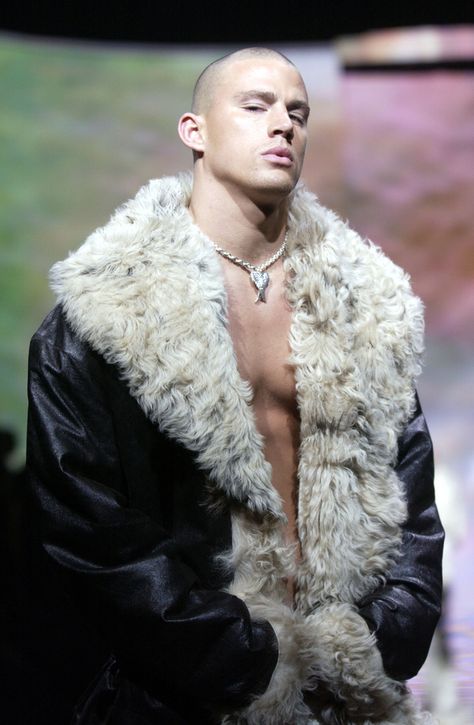 Channing Tatum Modeled The Craziest Outfit For Diddy’s Clothing Line In 2003....but Daa-yummmm, he was smokin' hot back then Channing Tatum Model, Chaning Tatum, 2003 Fashion, Don Jon, Coach Carter, Mens Fur, Jenna Dewan, Crazy Outfits, Sean John