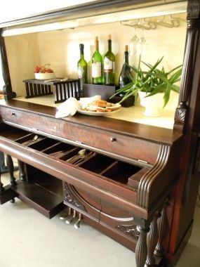 Dishfunctional Designs: The Salvaged & Repurposed Piano Repurposed Piano, Antiquing Furniture Diy, Old Piano, Old Pianos, Piano Bar, Redo Furniture, Repurposed Furniture, Upcycled Furniture, Furniture Projects