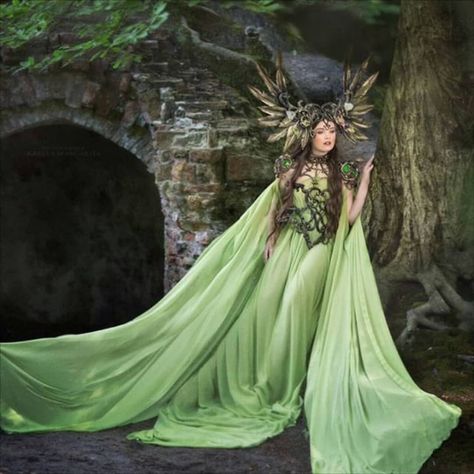 Fairy Dress Aesthetic, Forest Dress, Fairytale Photoshoot, Fairy Photoshoot, Foto Top, Fairytale Photography, Glam Photoshoot, Green Gown, Outdoor Photoshoot