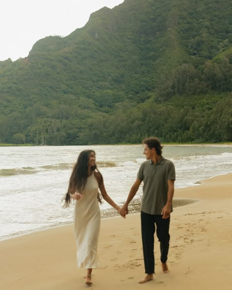 THE SEASHELLS 🥹🐚 I love when couples incorporate their hobbies and interests into sessions! For date nights, these two often go diving together to find shells 🤍🤍 it’s so sweet and they have gathered quite a beautiful collection! Reach out now to book your Hawaii couples session 🙌 Couple In Hawaii Aesthetic, Hawaii Honeymoon Aesthetic, Hawaii Engagement Pictures, Hawaii Romance, Couple Hobbies, Hawaii Couple Pictures, Hard Launch, Hawaii Couple, Hawaii Pics