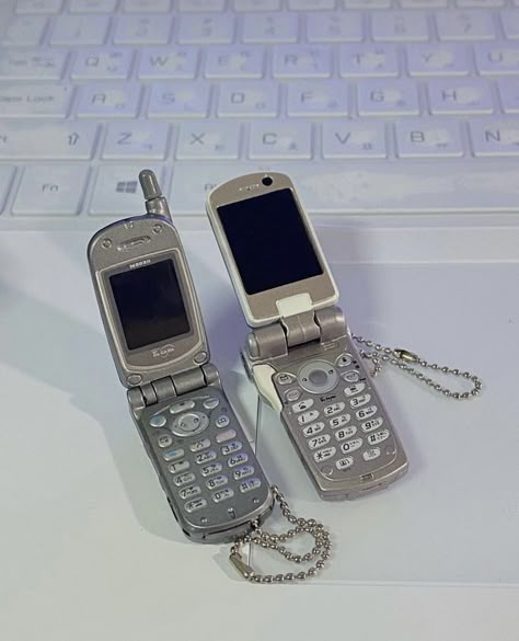 2000s Phone, 2000s Tech, Flip Phone Aesthetic, Old Cell Phones, Old Phones, Y2k Phone, Old Tech, Stylish Iphone Cases, Retro Tech