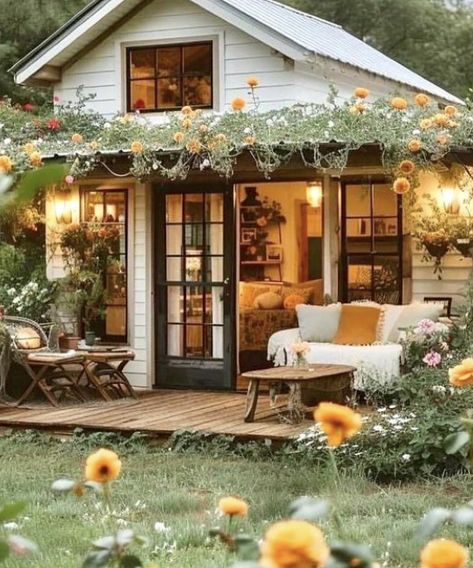 Small Vintage House Exterior, Boho Exterior House, Boho Home Exterior, Boho House Exterior, Boho Exterior, Vintage House Exterior, Cozy Cottages, Beautiful Outdoor Spaces, Boho House