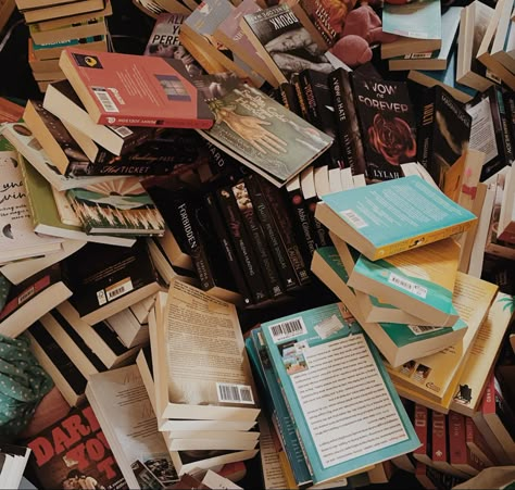 #romancebooks #bookstack #messy #100sofbooks #booktok Messy Library, 1930s Living Room Ideas, Ideas For Floating Shelves, Books On The Floor, Floating Shelves For Kitchen, Messy Books, 1930s Living Room, Shelves For Kitchen, Cool Room Decor