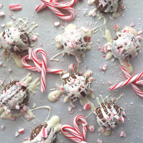 Clean Eating Family, Peppermint Milkshake, Peppermint Cookie, Candy Cane Recipe, Clean Treats, Peppermint Recipes, Healthy Candy, Power Balls, Honey Oats