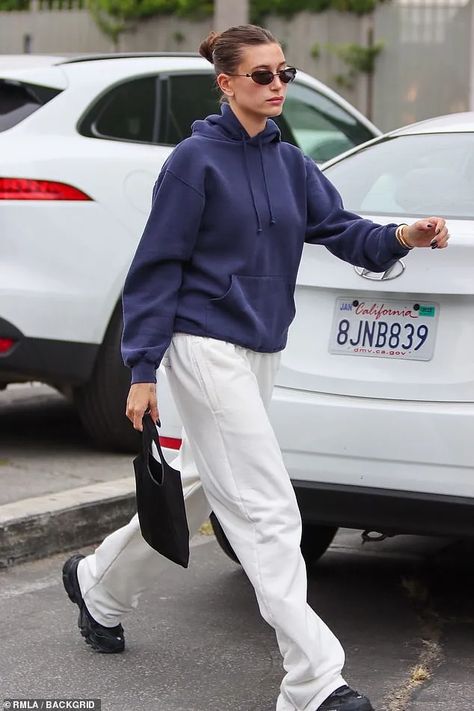 Hailey Bieber dons a navy hoodie and black sunglasses as she steps out Sunglasses Hailey Bieber, Navy Sweatshirt Outfit, Blue Hoodie Outfit, Black Sweatpants Outfit, Flare Leg Jumpsuit, Balenciaga Hoodie, Hailey Bieber Paparazzi, Travel Looks, Taking A Selfie